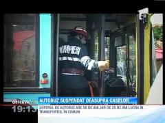 UPDATE! Autobuz suspendat in gol, pe marginea unui pod din Constanta