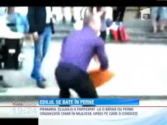 Emil Boc a participat la o bataie cu perne, in centrul Clujului