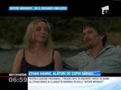 Actorul Ethan Hawke, alaturi de copiii saraci din Romania