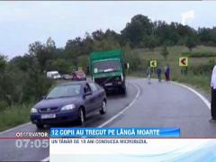 Un microbuz cu 12 copii s-a rasturnat