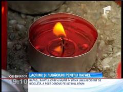 Lacrimi si rugaciuni pentru Rafael, baiatul ucis de bicicleta