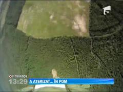 A sarit cu parasuta si a aterizat intr-un copac