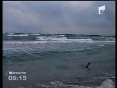 Furtuna pe litoral! Salvamarii au arborat steagul rosu