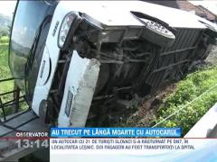Un autocar cu slovaci s-a rasturnat intr-un sant