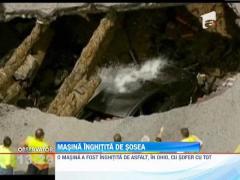 O masina a fost inghitita de sosea