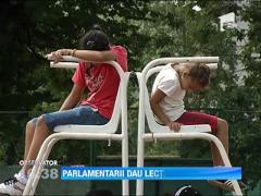 Parlamentarii au jucat tenis cu pustii orfani de la Casa de copii "Lidia"