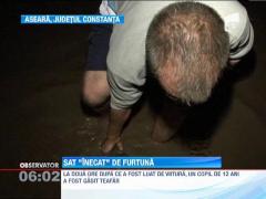 Ploaia a pus la pamant trei case dintr-o localitate din Constanta