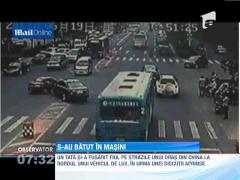 China: Un tata si-a fugarit fiul pe strazi, la bordul unei masini de lux