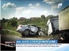 Un barbat a murit pe loc, dupa ce a intrat cu bolidul sub un TIR