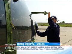 O tanara le demonstreaza romanilor cum poate pilota un Spartan