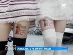 Reclame instalate pe picioarele unor tinere cu rochii scurte