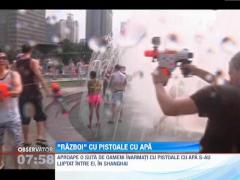 Bataie cu apa pe strazile din Shanghai