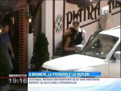 Gerard Butler, suprins cu o bruneta focoasa