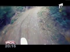 Un motociclist de enduro, gonit de un berbec