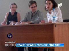 Edward Snowden, vizitat de tatal sau