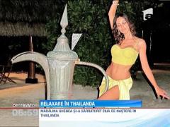 Madalina Ghenea, surprinsa pe o canapea in fata unui bar din Thailanda