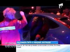 O femeie si fiul ei au vazut moartea cu ochii, dupa ce masina in care erau s-a oprit intr-un stalp