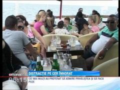 Distractie sub cerul innorat, pe litoral