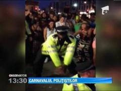 Doi politisti au facut spectacol la Carnavalul Notting Hill