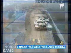 O masina parcata in panta a luat-o la vale si a ajuns pe o sosea aglomerata