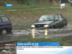 Trafic blocat de apa, in Arad