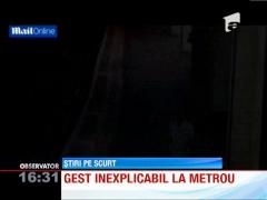 Un barbat a aruncat un carucior de bagaje pe sinele metroului din Londra