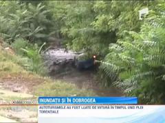 Tulcea: O viitura provocata de averse a luat doua masini de pe marginea drumului