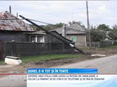 Soferul unui utilaj, care lucra la reteaua de canalizare, a culcat la pamant 20 de stalpi de telefonie