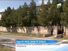 Elevii unei scoli din Dolj trec strada ca sa mearga la toaleta
