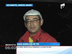 Un TIR incarcat cu busteni a spulberat o casa