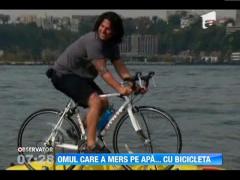 Un american a traversat un rau, pedaland cu bicicleta, pe apa