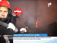 Casa unei familii din Suceava a fost distrusa de flacari
