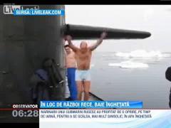Baie de gheata pentru cativa marinari din echipajul unui submarin rusesc