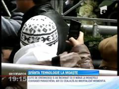 Sfanta tehnologie, la moaste! Credinciosii si preotii nu au renuntat la smartphone-uri in timpul pelerinajului