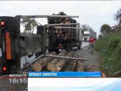 Doi oameni au pierit sub tone de busteni