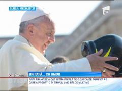 Papa Francisc si-a pus pe cap o casca de pompier