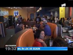 Toalete in loc de scaune, intr-un restaurant din Statele Unite