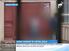 Doi elevi de clasa a opta, surprinsi in scene fierbinti in curtea unei scoli din Braila