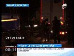 Un TIR fara frane a distrus trei masini si a rupt un stalp electric