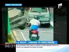 A trecut pe langa moarte! Un scuterist din China, la un pas sa fie izbit de un camion