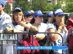 Profesorii protesteaza in fata Palatului Parlamentului