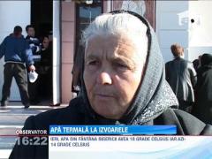 Apă termală la fântâna din localitatea Izvoarele