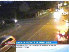 IMAGINI ŞOCANTE! Casca de protecţie i-a salvat viaţa unui motociclist