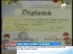 IMAGINI ŞOCANTE! Elev bătut şi umilit de colegii de clasă