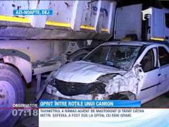 Taximetru oprit între roţile unui TIR