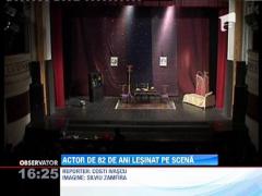 Un actor de 82 de ani a leşinat pe scenă. Spectatorii au fost convinşi că totul face parte din piesă