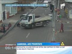 Imagini socante! Biciclist lovit în plin de un şofer grabit