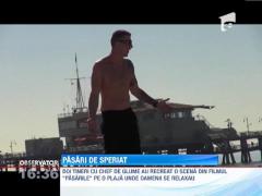 Doi tineri cu chef de glume au recreat o scenă din filmul "Păsările", pe o plajă