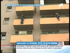Evacuare cu scandal într-un bloc social din Capitală