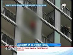 Capitală: O femeie ameninţă că se aruncă de pe bloc